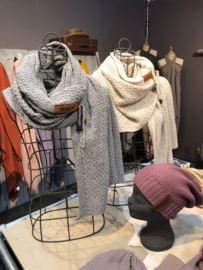 Sjaal Luna, van het mooie merk Knit Factory. Donkergrijs