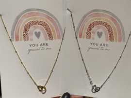 Stainless steel ketting hartjes in elkaar, op kaart “You are special to me”. Zilver