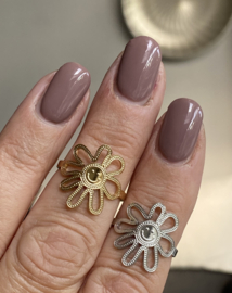 RVS (stainless steel) bloemen ring met smiley. Zilver of goud
