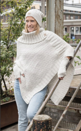 Poncho Nicky van het mooie merk Knit Factory. Wolwit Beige.