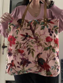 Mooie fluwelen shopper van Imbarro. Licht roze / soft pink. Paradise print.
