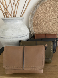 Bag2Bag. Mooie kleine tas met klep Pori. 4 kleuren.