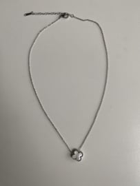 Stainless steel ketting met klaver in parelmoer. Zilverkleurig.
