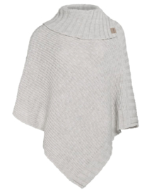 Poncho Nicky van het mooie merk Knit Factory. Wolwit Beige.