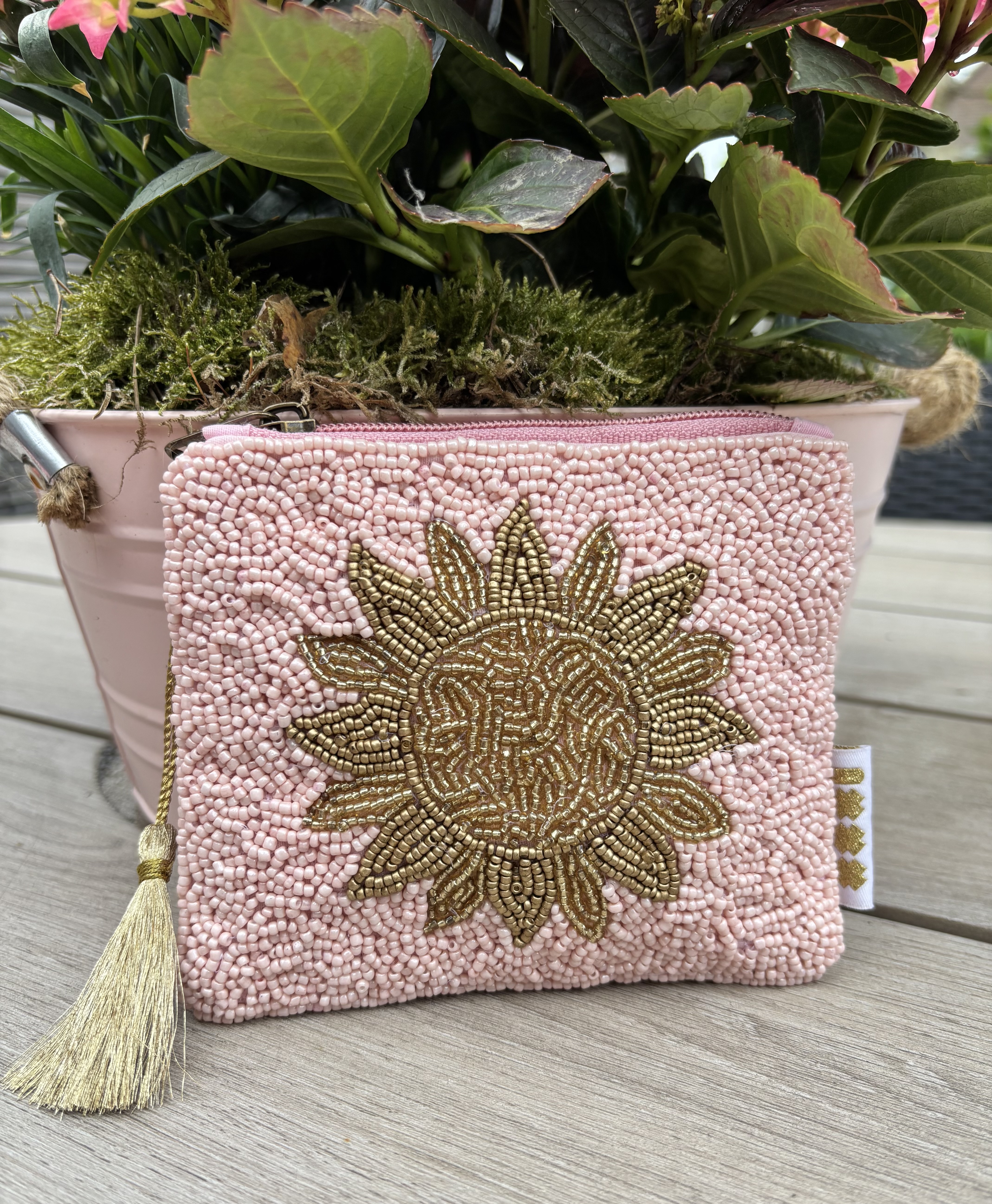 Handgemaakt mini tasje (toilet tasje). Kraaltjes lichtroze. GOUDEN ZON