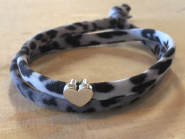 Ibiza Boho wikkel-armband. Grijs Vintage Leopard, zilverkleurig hart