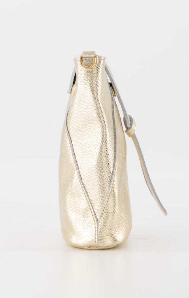 Crossbody kleine tas met knoop klepje. Goud. Echt leer.