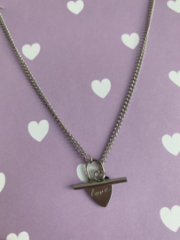 RVS (stainless steel) ketting, op kaart. Hart/love.