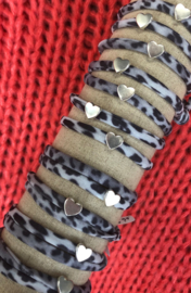 Ibiza Boho armband. Grijs Vintage Leopard, zilverkleurig hart