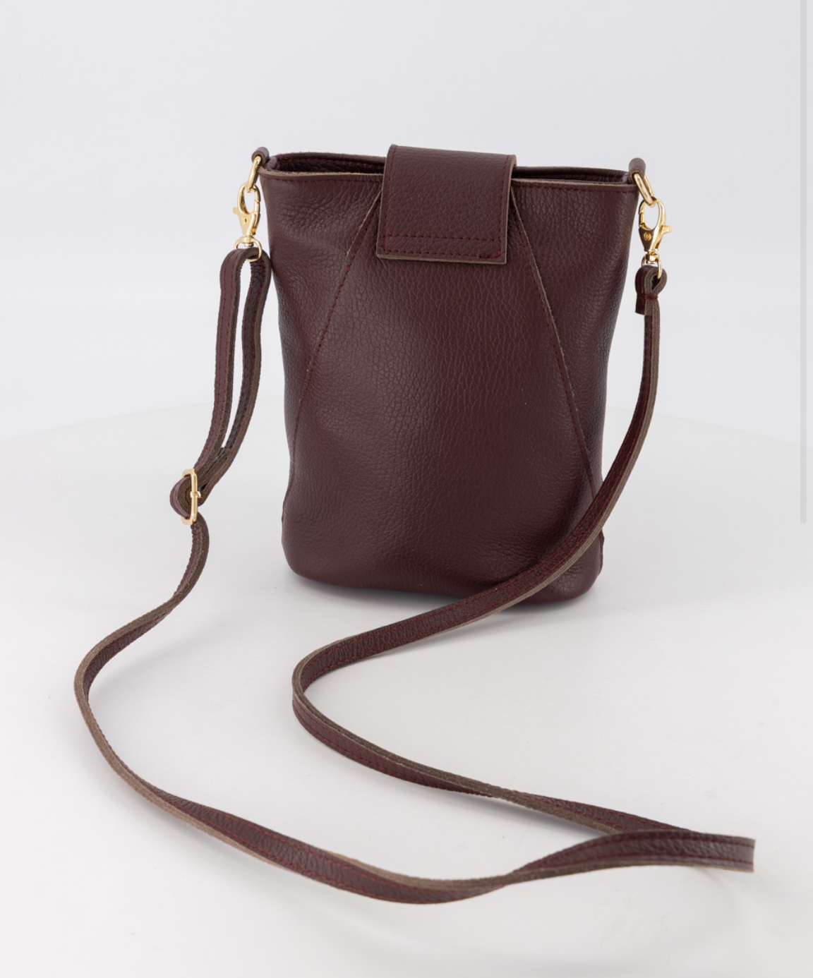 Crossbody kleine tas met knoop klepje. Bordeaux. Echt leer.
