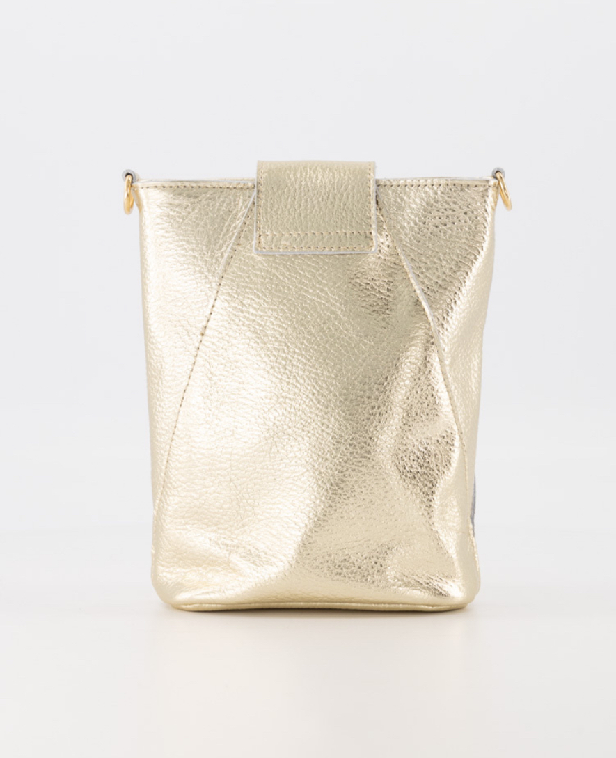 Crossbody kleine tas met knoop klepje. Goud. Echt leer.