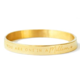 RVS (stainless steel) brede bangle armband. “You are one in a million” Goudkleurig.