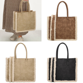 Medium grote tas Emmy van ZEBRA.  suède touch met teddy afgezet.