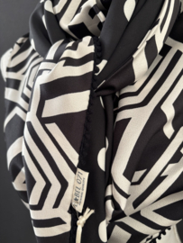 Zwart-ecru geografisch design / zwart-ecru stippen print,  couture sjaal