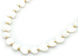 Mooie ketting van parelmoer hartjes + gouden kraaltjes.