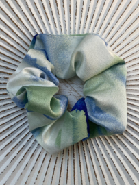Scrunchie Groen-ecru-blauw. Tie & dye satijn.