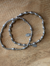 Set van 2 stainless steel armbandjes op elastiek. Smalle pols! Zilver