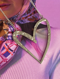 Medium lange Stainless steel ketting met groot hart. Zilverkleurig.