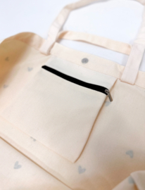 Grote tas / shopper van ecru katoen met zwarte hartjes print.