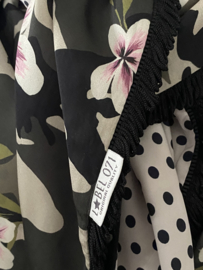 Legerprint - oudroze  bloemen dessin met kiezel stip achterkant, couture sjaal.