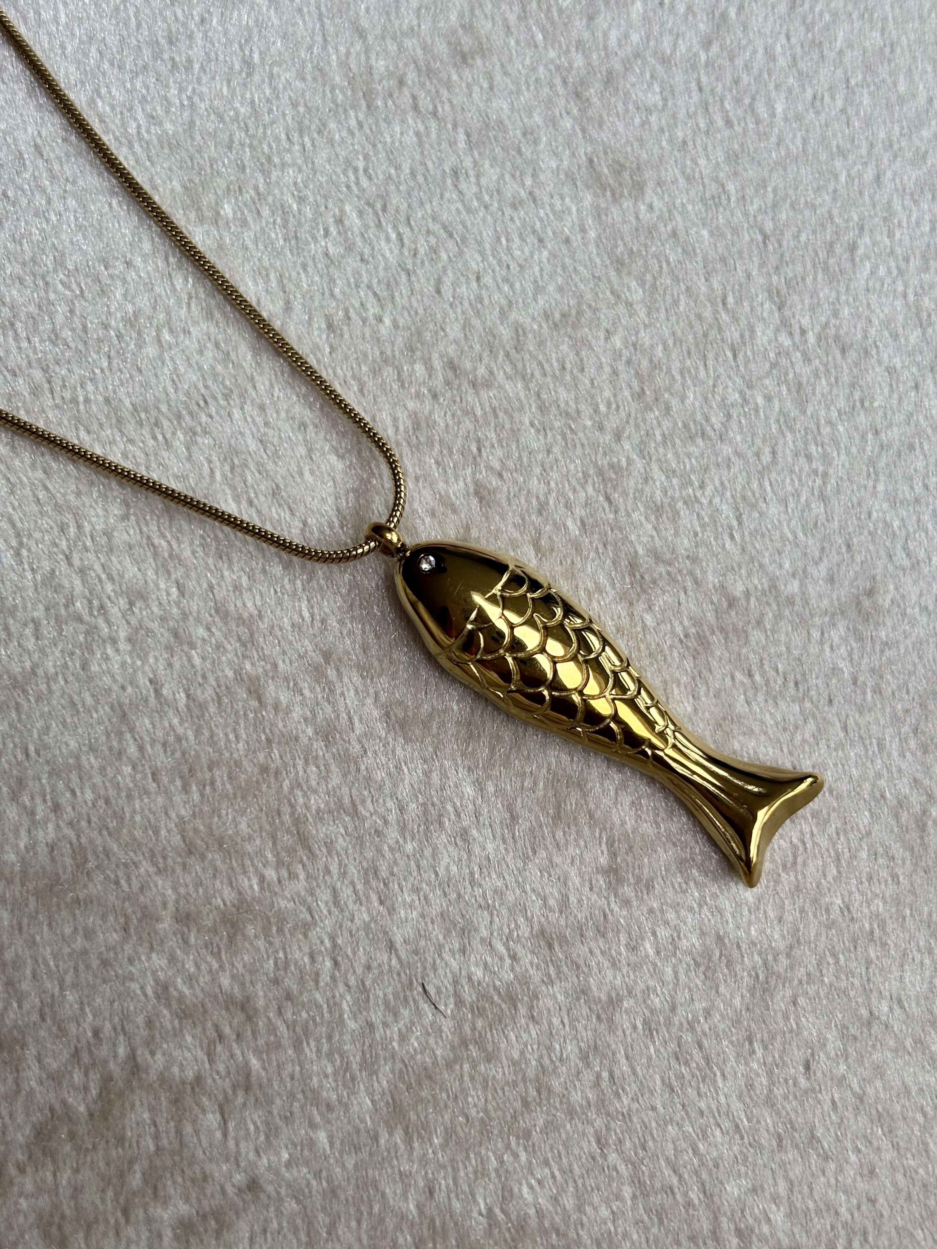 Vis ketting van RVS (stainless steel). Goudkleurig.