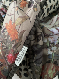 Oude Meesters bloemen print look-a like Taupe  / panter print taupe,  couture sjaal.