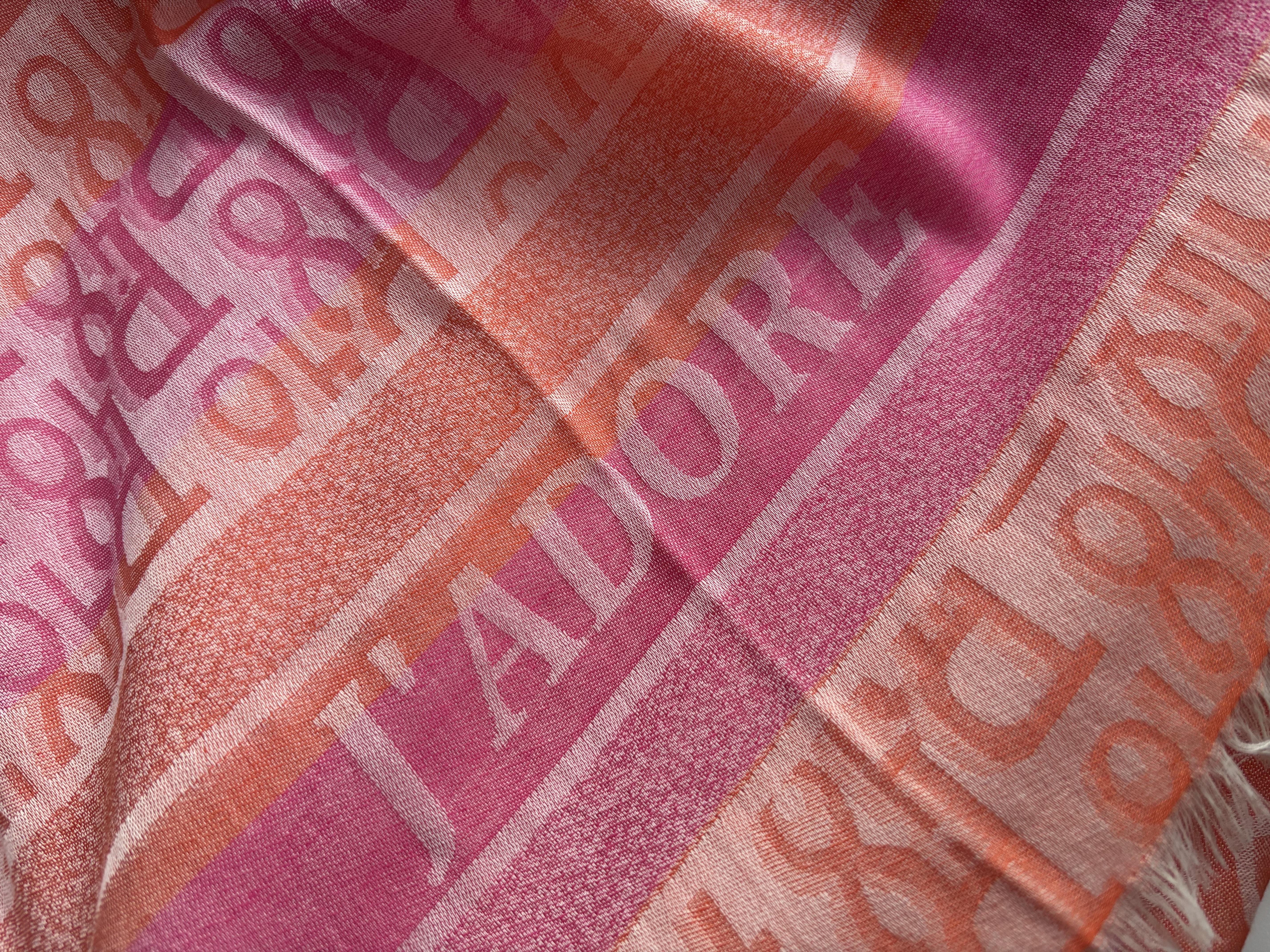 Luchtige dunne sjaal, vierkant. Roze - oranje met letters.