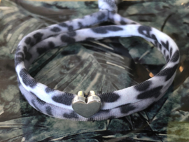 Ibiza Boho wikkel-armband. Grijs Vintage Leopard, zilverkleurig hart