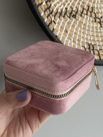 Sieradendoos  klein voor op reis of thuis. Kleur roze fluweel