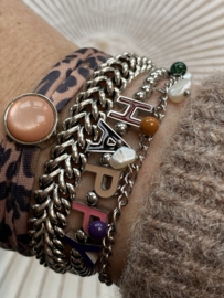 Dubbele elastische armband met pastel steentje en schuifkraal.