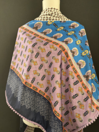 Blauw-lila-roze diagonaal dessin / mini print in blauw-ecru achterkant. Couture sjaal.