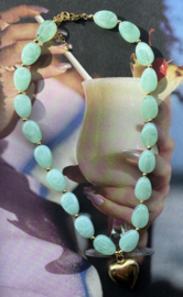 Lichtgroene / mint ketting in grove kraal met grote hart hanger van RVS (stainles steel). Goudkleurig.