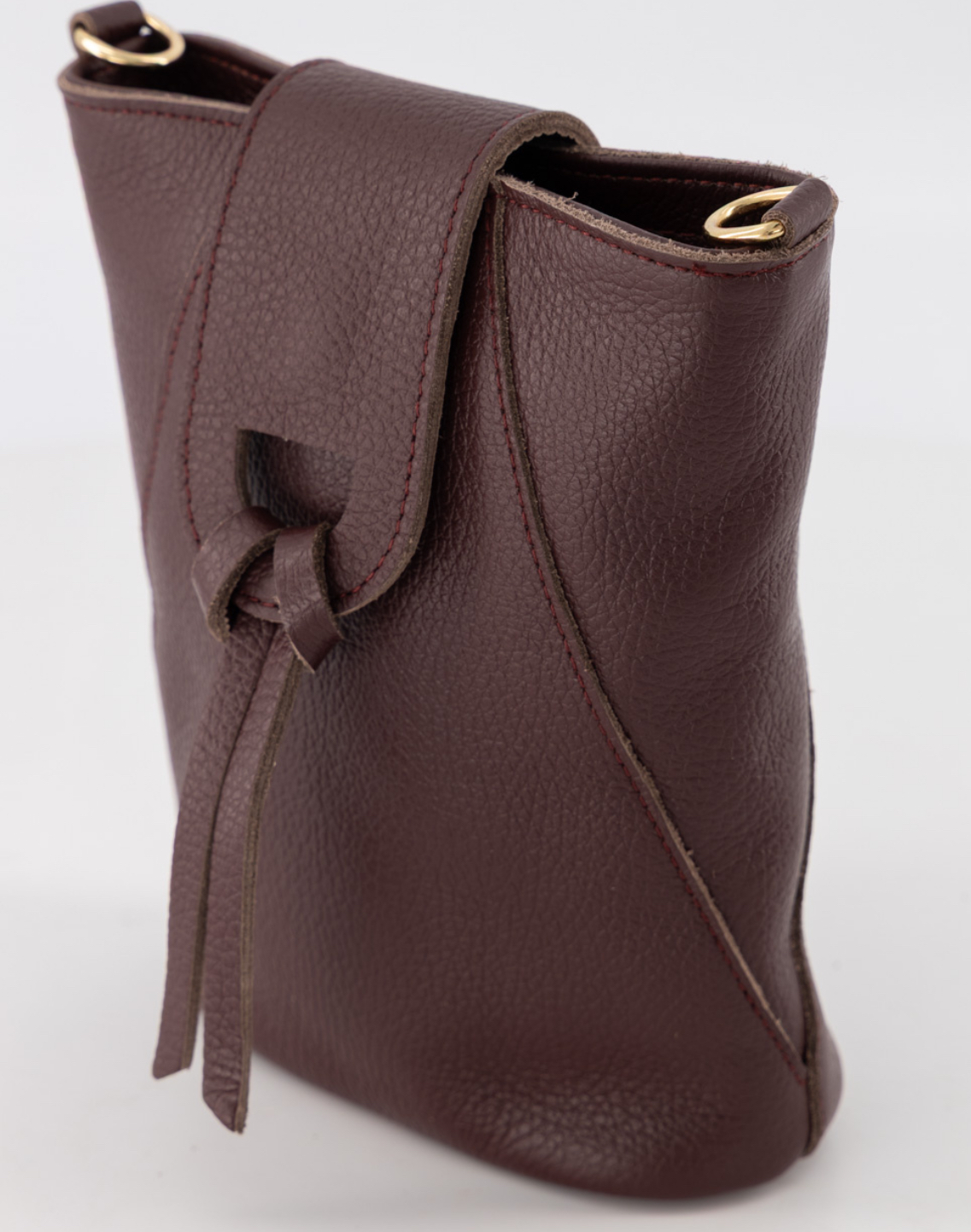 Crossbody kleine tas met knoop klepje. Bordeaux. Echt leer.
