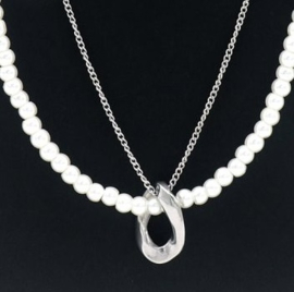 Twee in één ketting. Imitatie parel met zilverkleurig stainless steel.