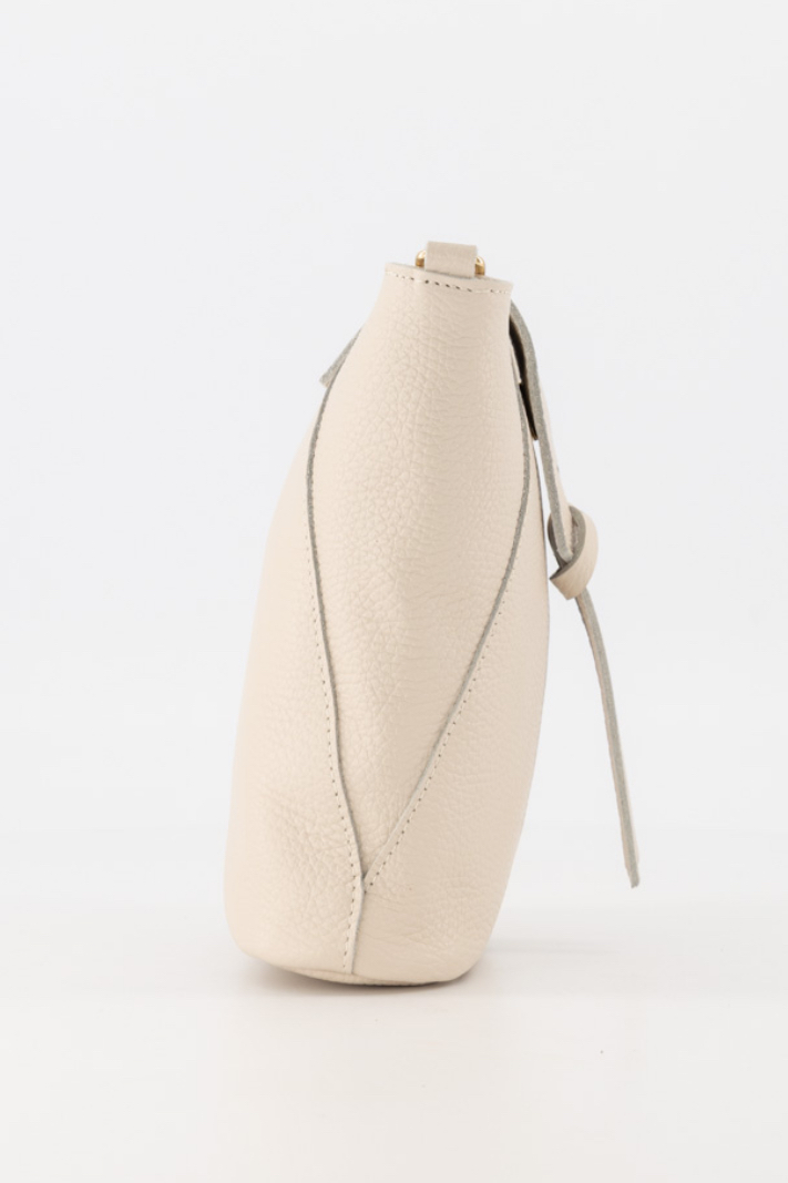 Crossbody kleine tas met knoop klepje. Licht beige / crème. Echt leer.