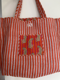 Tote bag / katoenen shopper van By Loffs. Lila-roze-bloemetjes