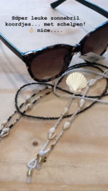 Trendy zonnebril koord “schelpjes”. Donkere variant