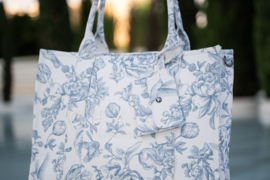 Laptop / werk / school tas van Charm. Crème canvas tas met blauwe Floral print.