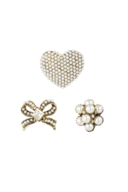 Set van 3 kleine broches. Wit / antiek goud.