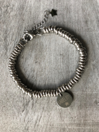 Armband "ringetjes", stainless steel, maat S. + bedel “LABEL071”