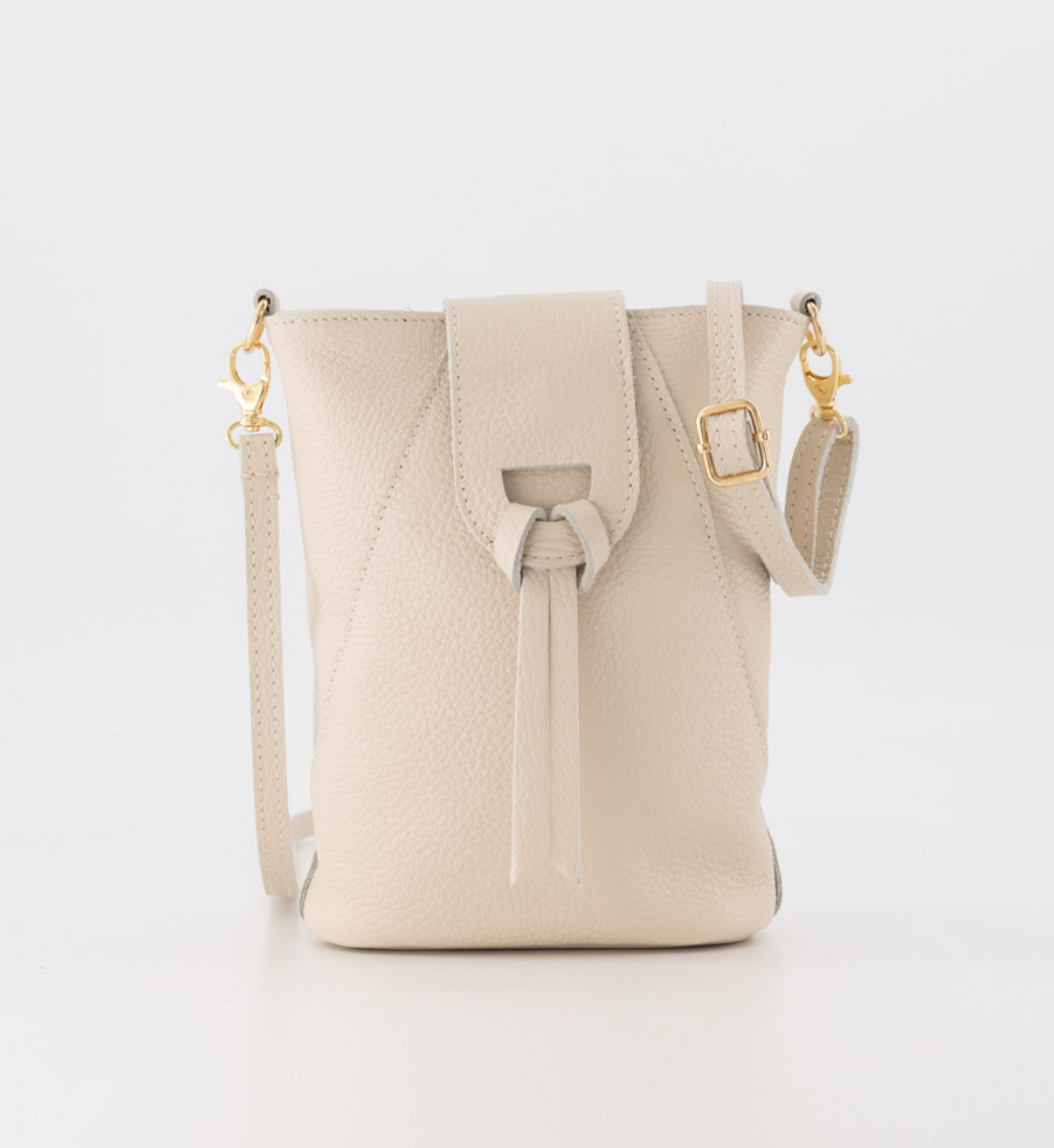 Crossbody kleine tas met knoop klepje. Licht beige / crème. Echt leer.