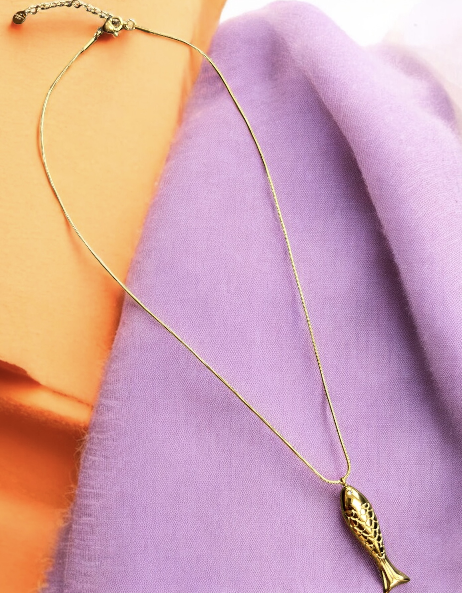 Vis ketting van RVS (stainless steel). Goudkleurig.