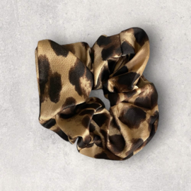Satijnstof Scrunchie panter camel-donkerbruin.