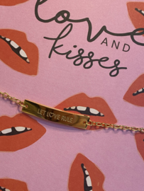 Stainless steel armbandje “Let love rule” op kaart “Love And kisses”. Goud.