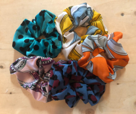 Scrunchie Wit - Geel - Lichtblauw print