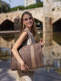 Medium / grote tas van Charm. Bruin rotan-look. Met tashanger