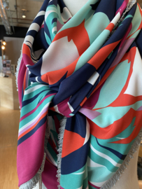 Groot strak bloemen dessin met cerise rand,  couture sjaal.