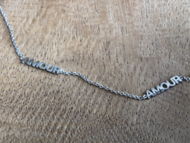 RVS (stainless steel) ketting. “AMOUR” Zilverkleurig.