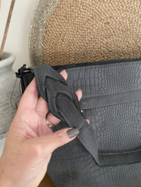 Bag 2 Bag middelgrote tas croco reliëf, model Kevo , écht leer. Zwart of Foggy Grey