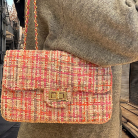 Bouclé tas à la Chanel met ketting hengsel. Roze combi.
